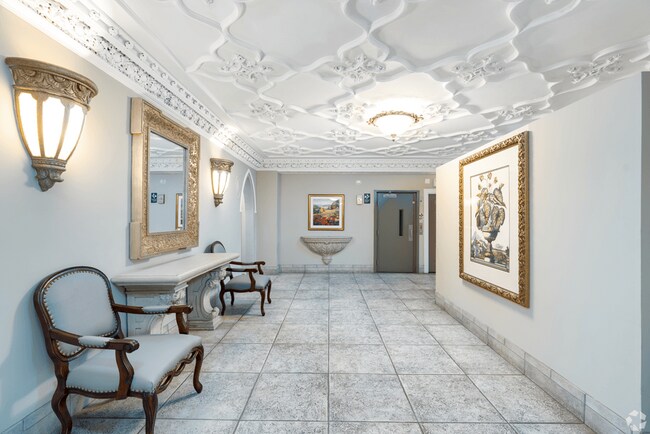 Photo - 901 W Argyle St