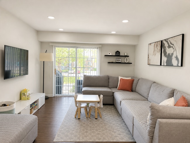 Building Photo - 1611 N Windsor Dr Unit 207