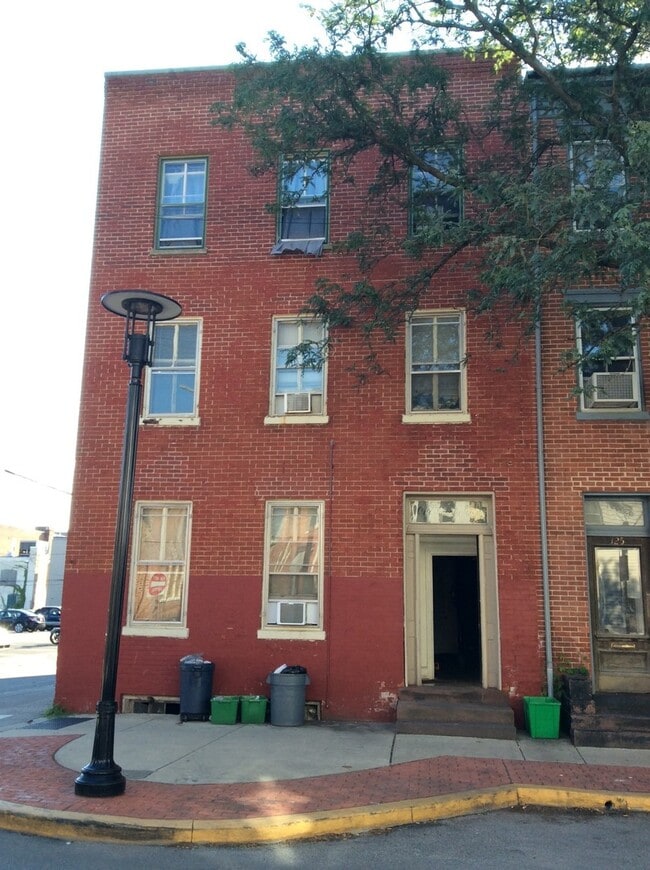 Building Photo - 2nd floor Apartment Steps From Central Market and Downtown Amenities!