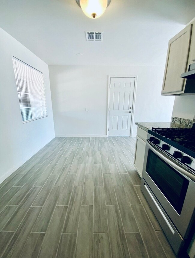 Photo - 310 N 2nd Pl