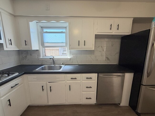 Photo - 10 E 10th St