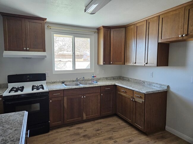 Photo - 45442-45412 12 St E