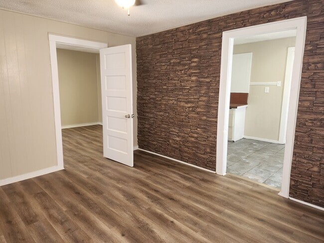 Photo - 213 W 9th St