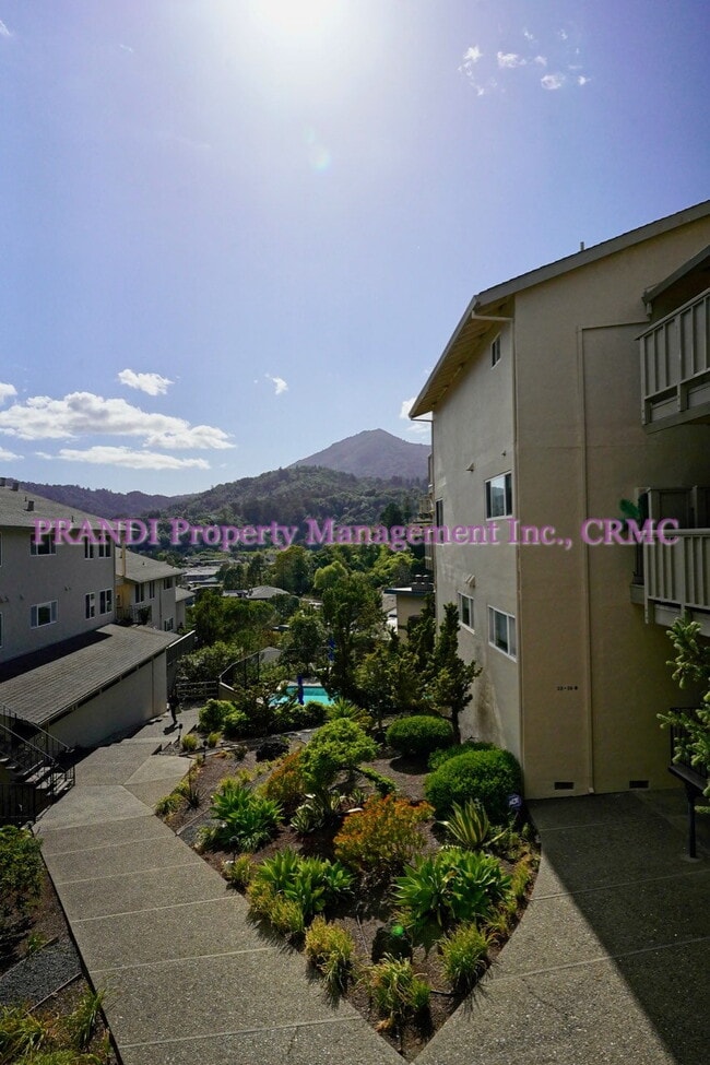 Photo - "Charming 1-Bed Condo Retreat in Greenbrae – Spacious 894 Sq Ft Living!" Unidad 18