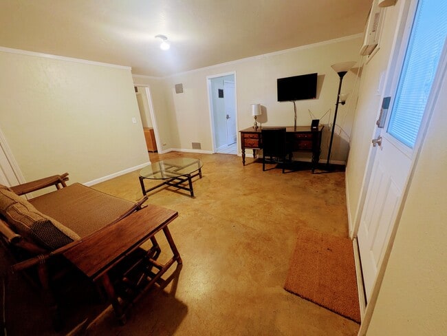Building Photo - 414 N Avenue E Ave Unit basement