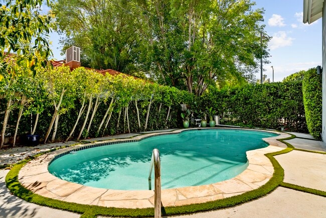 Building Photo - 4242 Van Nuys Blvd