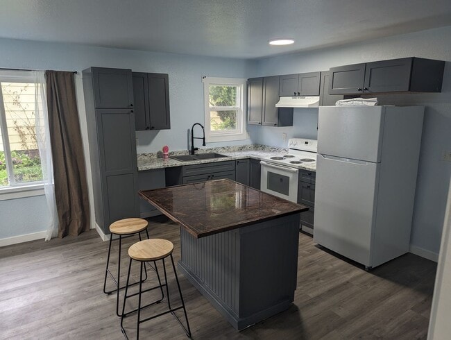 Building Photo - Quaint 2 bedroom Craigmont house