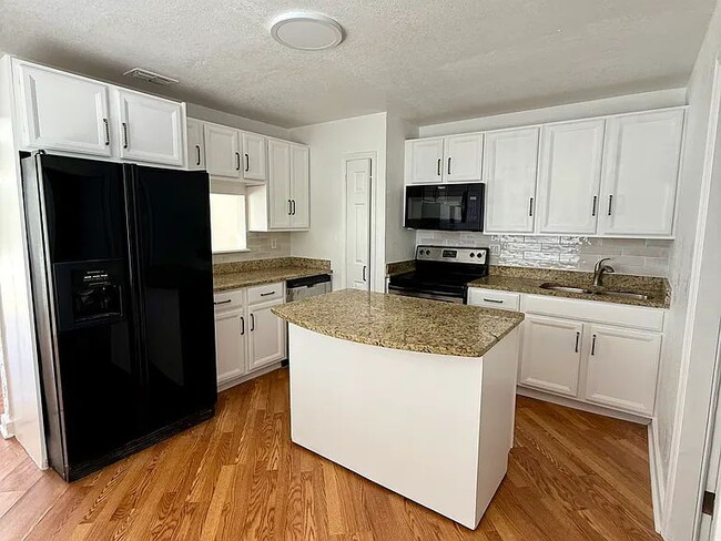Charming Centrally Located Home | Wood Floors + Fenced Yard - Charming Centrally Located Home | Wood Floors + Fenced Yard