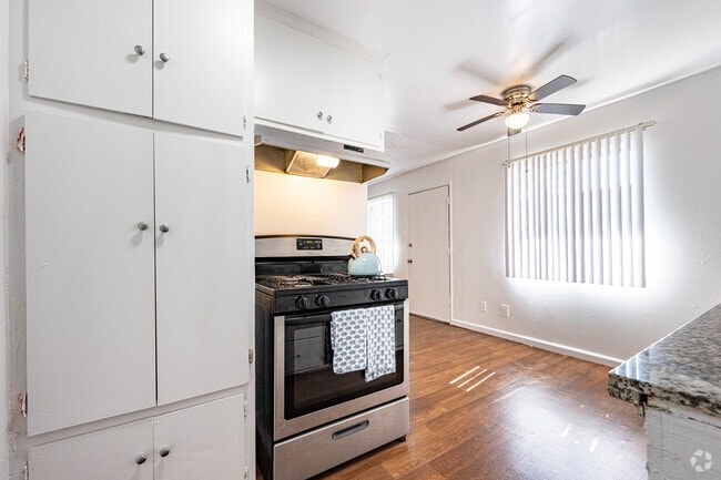 1BR, 1BA - 735SF - Kitchen