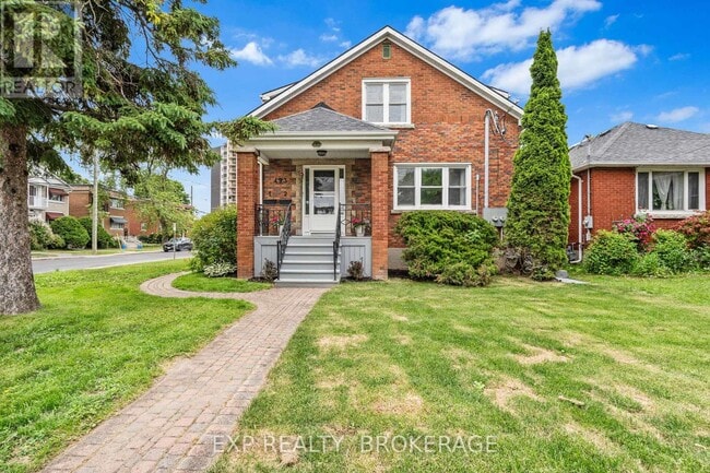 Photo - 493 College St