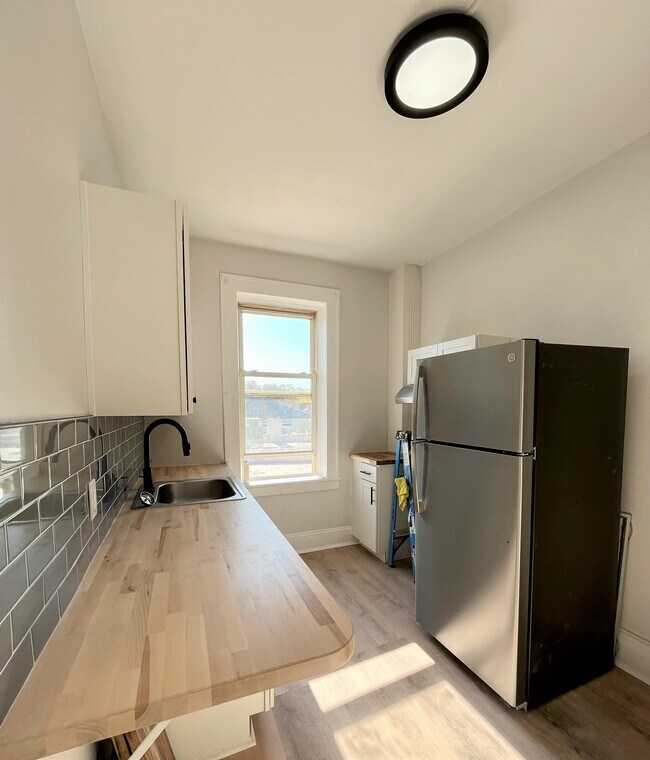 Building Photo - 300 Elm Place Rental