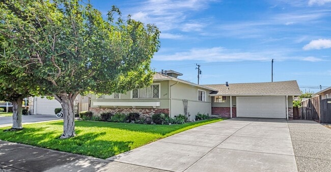 Building Photo - Charming 3-Bedroom 2-Bathroom Home in Sant...