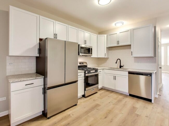 Photo - 4213 W Roscoe St