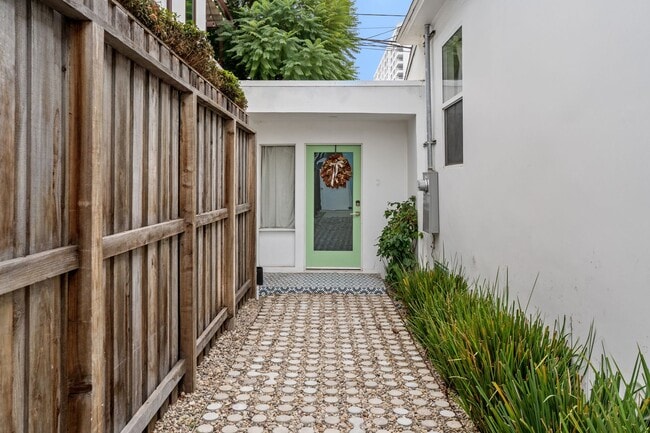 Building Photo - 2708-2710 2nd Street Unit 2710 1/2 2nd St