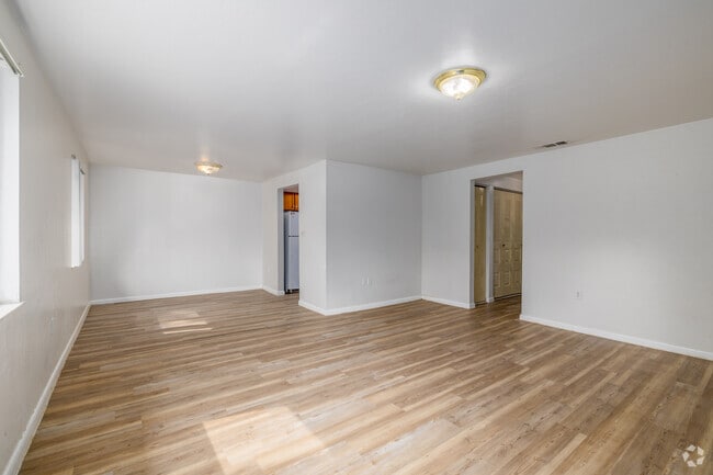 2BR, 2BA - 934SF - Living Room