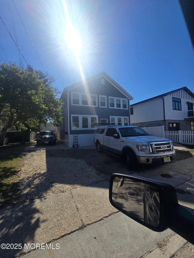 Building Photo - 231 Blaine Ave Unit A