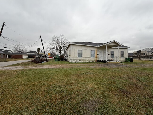 Photo - 3710 Holmes Rd