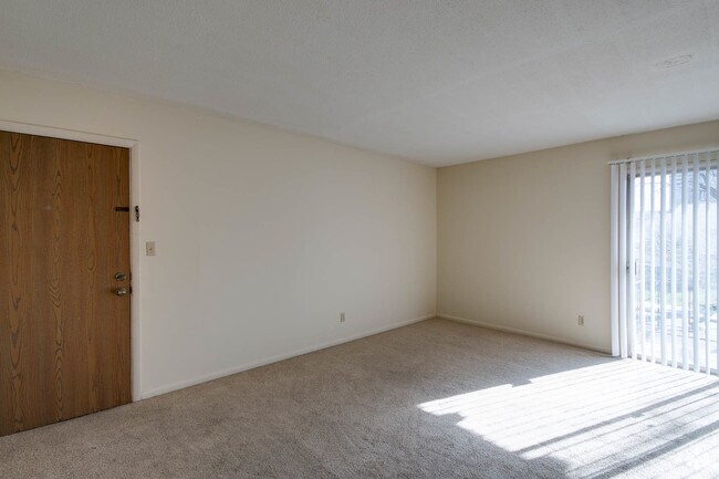 Building Photo - Wildcat Inn - College Heights & Denison Rental