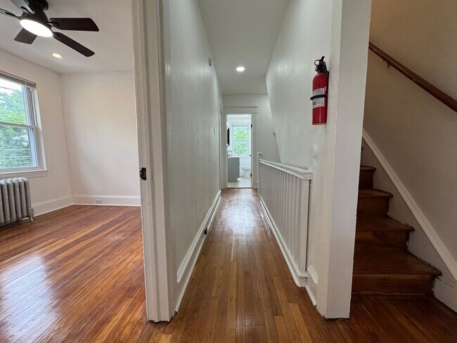 Photo - Charming 2-Bedroom Apartment in Lansdowne!... Unidad B