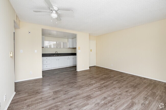 1BD, 1BA - 660SF - Living Room