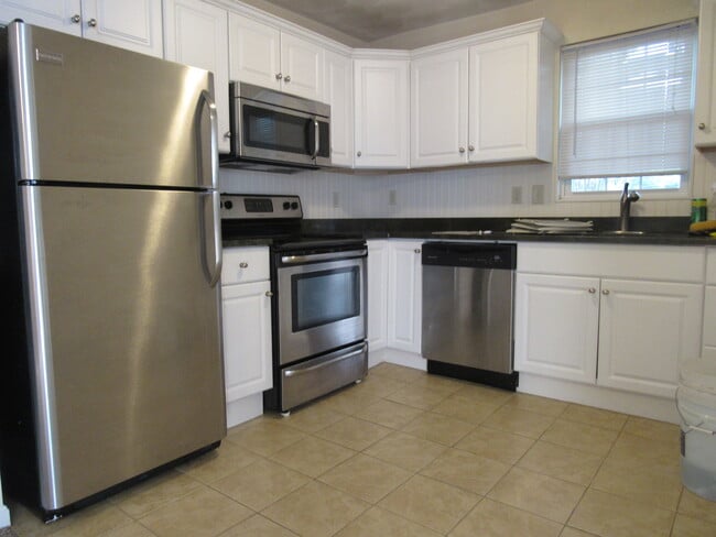 Building Photo - 71 Pembroke Ave Unit 1