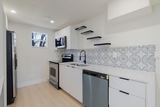 Building Photo - 1108 W 33rd St