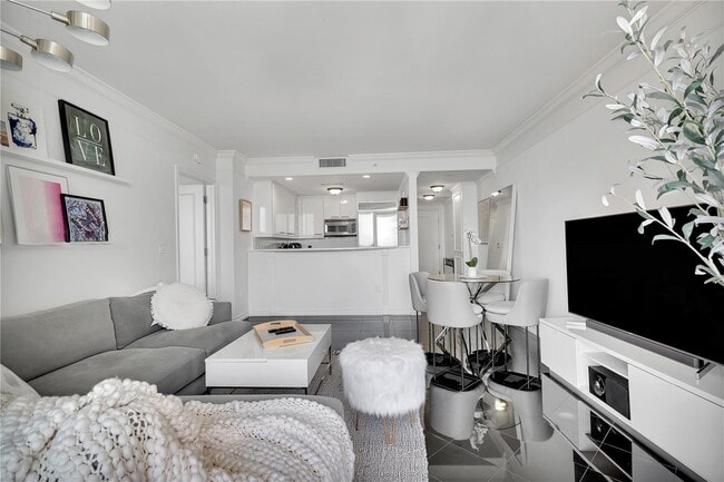 Photo - 3350 SW 27th Ave Unidad 2104