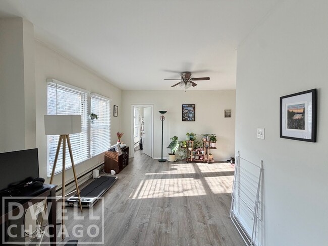 Building Photo - 730 W Roscoe St