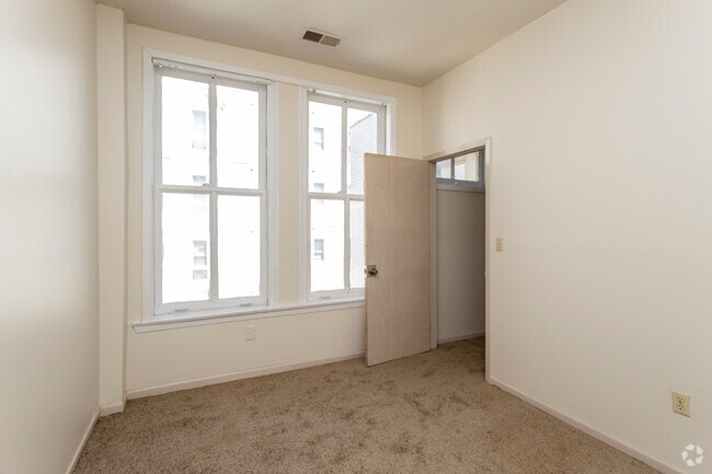 2BR, 1BA - 795SF