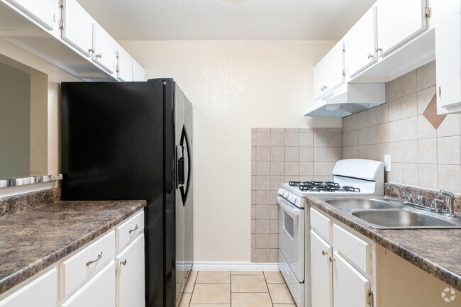 1BR, 1BA - 740SF