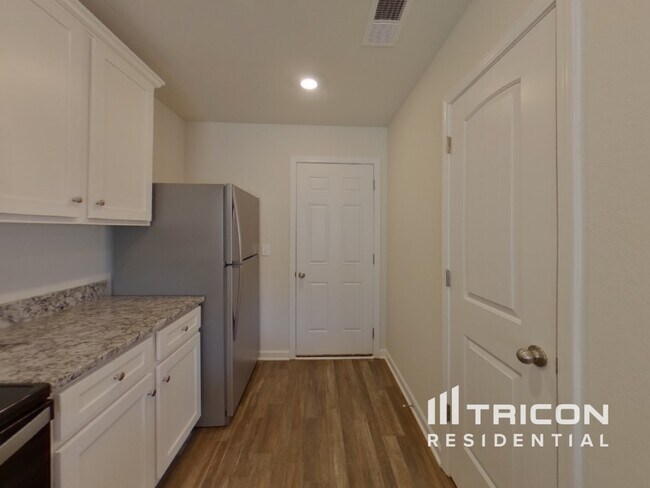 Photo - 2002 Southlea Dr