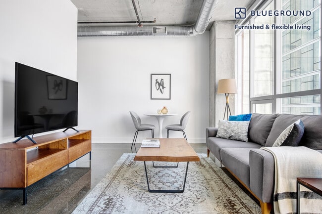 Photo - 108 W Chicago Ave Unidad FL7-ID358