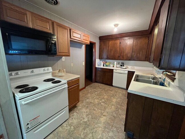 Photo - 472 E Jordan Ave