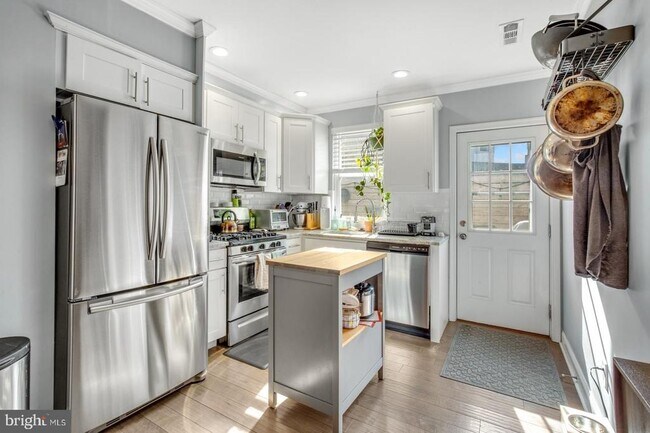 Photo - 2531 Collins St