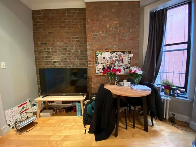 Building Photo - Mott Street