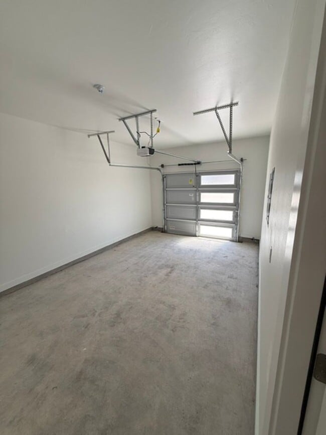 1037 Prominent Wy