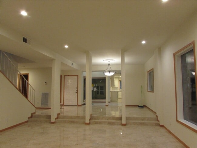 Building Photo - 201 Vanderpool Ln Unit 19