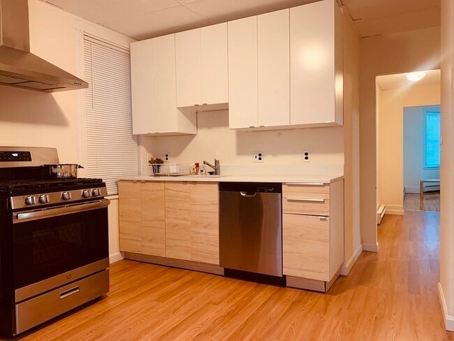 Building Photo - 1572 Tremont St Unit 1