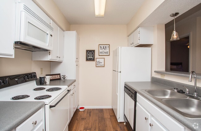 2BR,2BA - 1,072 SF