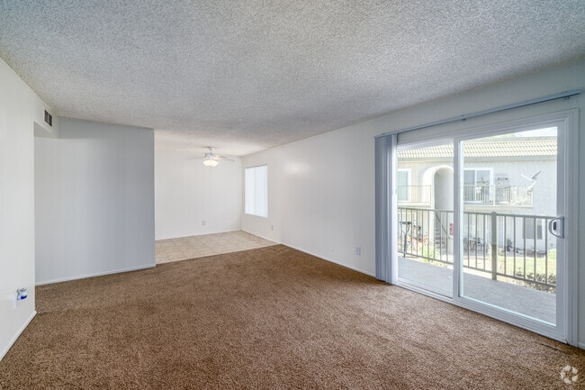 2BR, 2BA - 986SF - Living Room