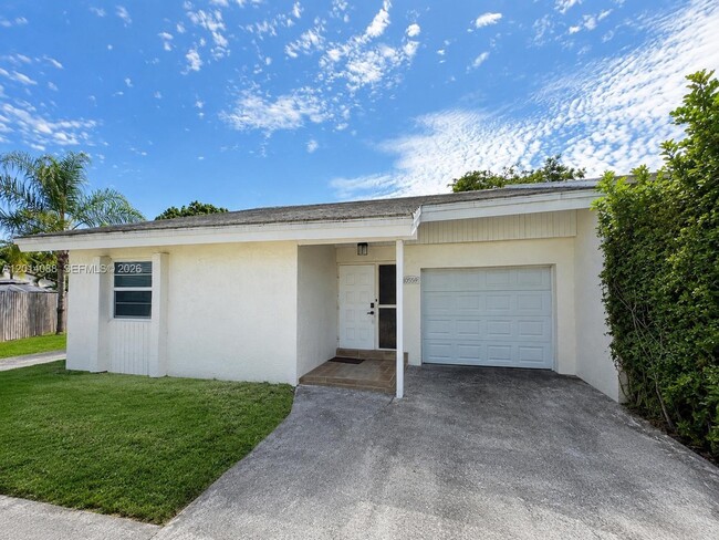 Building Photo - 10559 La Placida Dr