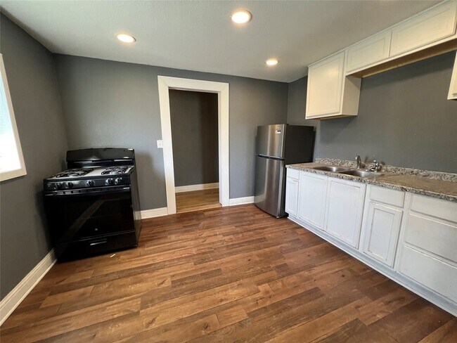 Photo - 2801 Ennis Ave