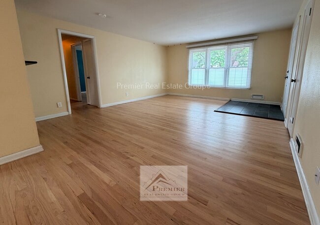 Photo - 2140 Robin Dr