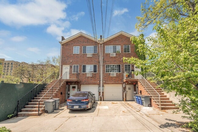 Building Photo - 3313 Rombouts Ave Unit 2 Rental