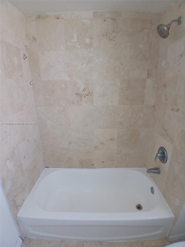 Photo - 425 NE 30th St Unidad 403