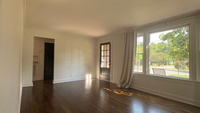 Living space - 2602 W Linden Ave