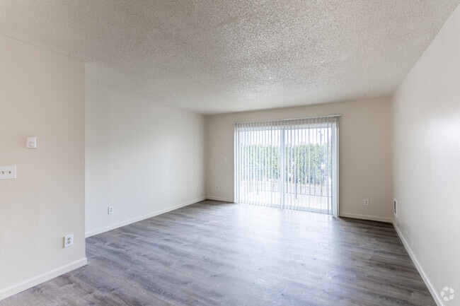 1BR, 1BA - 620 SF