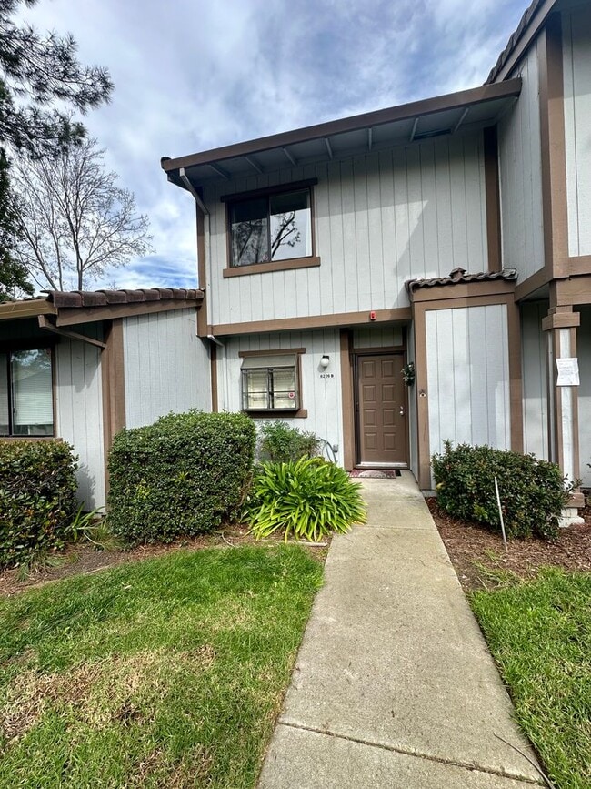 Building Photo - Charming 2 Bed 1.5 Bath Condo in Newark! Available August 1st!