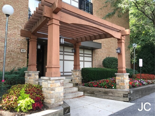 Building Photo - 1811 Four Lakes Ave Unit 2C