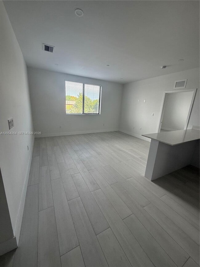 Building Photo - 1091 E 17th St Unit 403